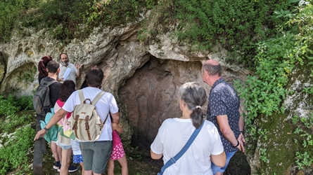 Més de 600 persones visiten l’Arqueoparc Coves de Serinyà durant el mes de juliol