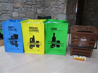 El Consell Comarcal del Pla de l'Estany reparteix 1.500 bosses de reciclatge de paper, vidre i envasos